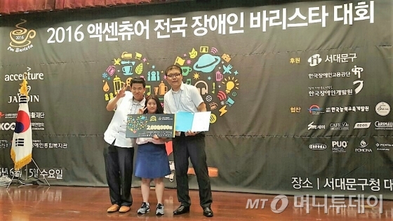 경기도 성남에 위치한 커피창고 공장에서 탈북민 직원들이 밝은 표정으로 커피원두를 볶고 있다.