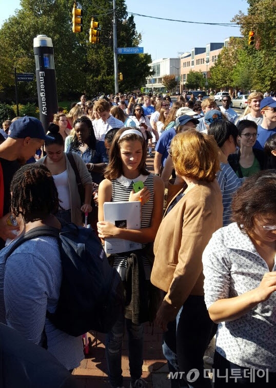 오바마 대통령의 연설을 듣기 위해 줄을 선 미국 UNC 학생들./사진=양영권 기자