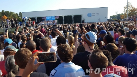 버락 오바마 미국 대통령이 방문한 UNC 채플힐 후커 필즈를 가득 메운 젊은이들. /사진=양영권 기자