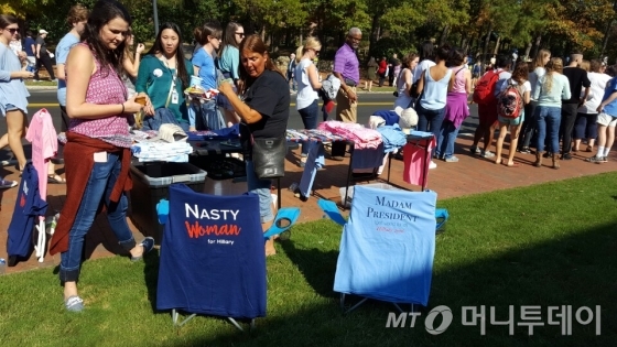 행사장 근처에서는 버락 오바마 대통령과 힐러리 클린턴 민주당 대선 후보를 지지하는 옷과 액세서리를 파는 모습도 쉽게 볼 수 있다. /사진=양영권 기자