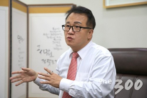 머니투데이 더300과 인터뷰하는 민병두 더불어민주당 의원/민병두 의원실