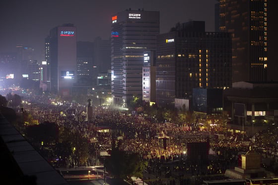 5일 오후 서울 광화문광장 2차 범국민행동에 참석한 시민들. 경찰은 급격히 불어나는 인파에 4만3000명까지 추산하다 집계를 잠시 멈췄다./ 사진제공=뉴스1