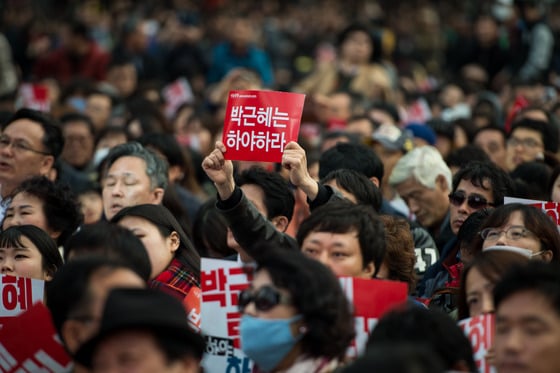5일 오후 2차 범국민행동에 참석한 시민들이 정권 퇴진과 진상 규명을 촉구하는 손팻말을 들고 있다./ 사진제공=뉴스1