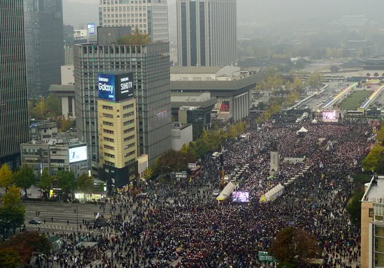 5일 오후 서울 광화문광장에서 열린 2차 범국민행동. 인파는 계속 몰려 광화문광장에서 서울시청 광장까지 가득찼다./ 사진제공=뉴스1