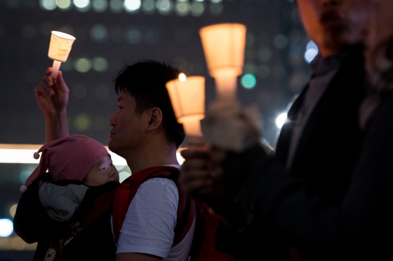 5일 오후 서울 광화문광장에서 열린 최순실 국정농단 규탄 촛불집회에 시민들이 참가해 촛불을 들고 있다. 이날 집회에는 10만명 이상의 시민들이 참여했다./사진제공=뉴스1