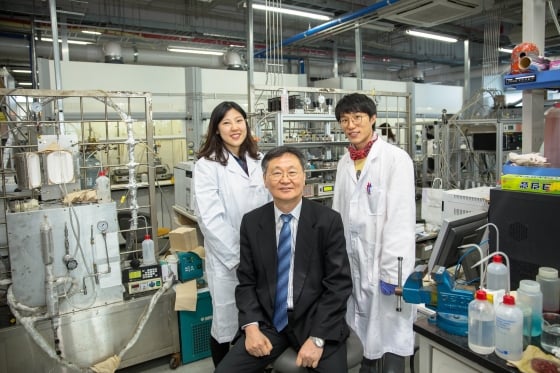 이번 연구에 참여한 연구진의 모습(왼쪽부터) 장윤정 연구원, 이재성 교수, 최요한 연구원/사진=UNIST