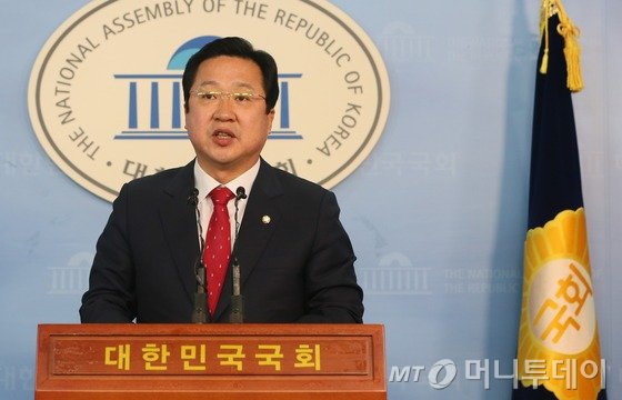 이장우 새누리당 최고위원이 7일 서울 여의도 국회 정론관에서 김무성 전 대표의 대통령 탈당 요구에 반대하는 기자회견을 하고 있다. 2016.11.7/뉴스1  <저작권자 © 뉴스1코리아, 무단전재 및 재배포 금지>