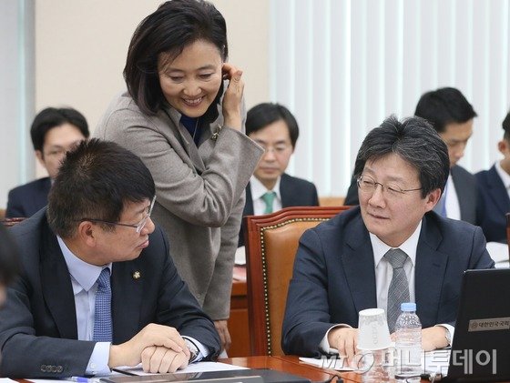 유승민, 이종구 새누리당 의원과 박영선 더불어민주당 의원이 7일 서울 여의도 국회에서 열린 기획재정위원회 전체회의에서 대화를 하고 있다. 2016.11.7/뉴스1  <저작권자 © 뉴스1코리아, 무단전재 및 재배포 금지>