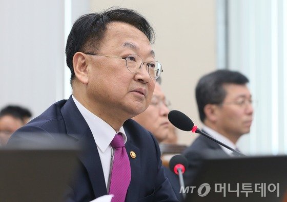 유일호 경제부총리 겸 기획재정부 장관이 7일 서울 여의도 국회에서 열린 기획재정위원회 전체회의에서 의원들의 질의에 답변하고 있다. 2016.11.7/뉴스1  <저작권자 © 뉴스1코리아, 무단전재 및 재배포 금지>