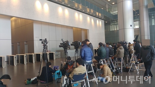 비선실세 의혹을 받고 있는 최순실씨의 딸 정유라 특혜 지원 의혹으로 삼성전자 대외협력단 사무실에 압수수색이 들어간 8일 오후 서울 서초구 삼성 서초사옥에 취재진들이 대기중이다/사진=김성은 기자