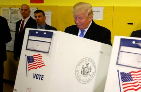 도널드 트럼프 공화당 후보가 8일(현지시간) 뉴욕 맨해튼에 마련된 투표소에서 한표를 행사하고 있다./사진=로이터