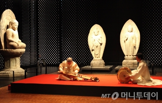 황병기 명인과 김웅식 국가무형문화재 제5호 판소리고법 이수자가 9일 서울 용산구 국립중앙박물관 불교조각실에서 '침향무'를 연주하고 있다. /사진제공=국립중앙박물관