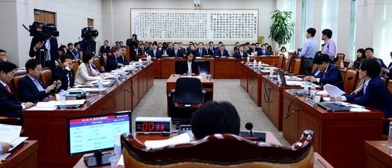 6일 오전 서울 여의도 국회에서 열린 교육문화체육관광위원회의 서울시교육청, 부산교육청 등에 대한 국정감사에서 유성엽 위원장과 여야 간사들이 미르-K스포츠재단 관계자 증인 채택과 관련해 논의를 하고 있다. 왼쪽부터 도종환 더불어민주당 간사, 송기석 국민의당 간사, 염동열 새누리당 간사, 유성엽 위원장. 2016.10.6/뉴스1 <저작권자 © 뉴스1코리아, 무단전재 및 재배포 금지>