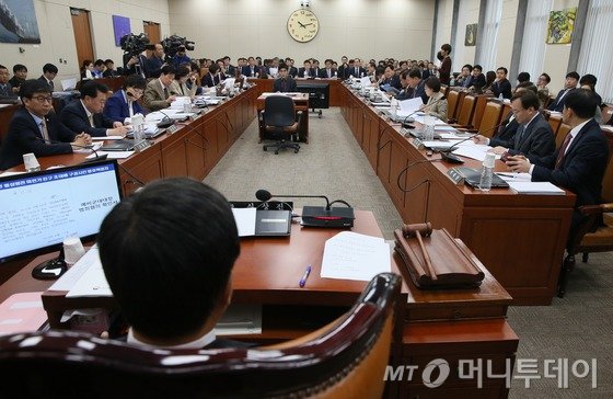 20일 서울 여의도 국회에서 열린 국토교통위원회 전체회의에서 조정식 위원장이 의사봉을 두드리며 안건을 상정하고 있다 . 2016.6.20/뉴스1 <저작권자 © 뉴스1코리아, 무단전재 및 재배포 금지>