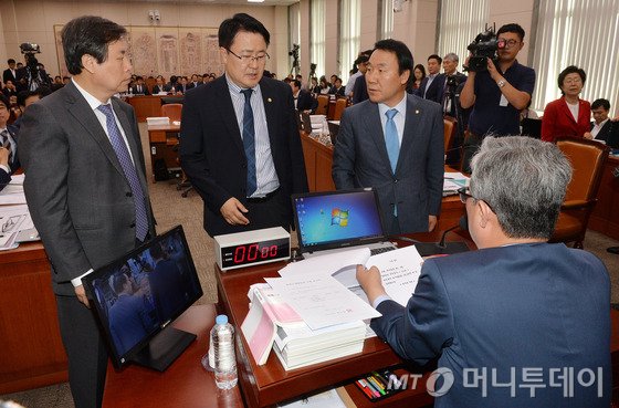조경태 국회 기재위원장이 7일 서울 여의도 국회에서 열린 기획재정위원회 전체회의에서 의사봉을 두드리며 안건을 상정하고 있다. 2016.11.7/뉴스1 <저작권자 © 뉴스1코리아, 무단전재 및 재배포 금지>