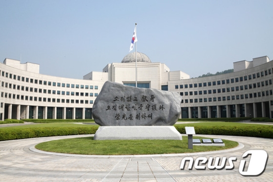 국정원 전경. 국정원이 2016년 새로 선정한 원훈 '소리없는 헌신'이 새겨진 원훈석이 보인다./사진=뉴스1