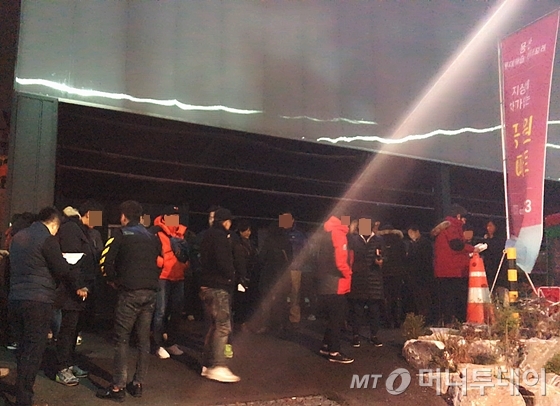 서울 용산 롯데캐슬 센터포레 청약당첨자 발표 날 모델하우스 앞에 분양권 브로커 등이 몰려있다. /사진=신현우 기자