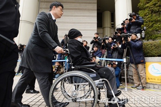 이재현 CJ그룹 회장이 15일 오후 서울 서초구 서울고등법원에서 열린 특정범죄 가중처벌 등에 관한 법률상 조세 등 파기환송심 선고에 휠체어를 타고 출석하고 있다. 이 회장은 1600억원대 횡령·배임 등 혐의로 기소돼 1·2심에서 모두 실형을 선고받았지만 대법원은 배임에 대한 가중처벌이 잘못됐다며 사건을 지난 9월 서울고법으로 되돌려보냈다.2015.12.15/뉴스1
