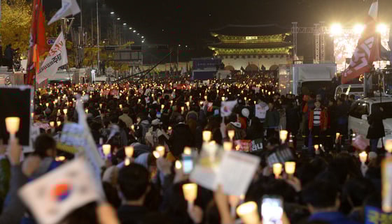 12일 밤 서울 세종대로에서 시민들이 '박근혜 대통령 하야'를 촉구하는 촛불집회를 진행하고 있다./ 사진제공=뉴스1