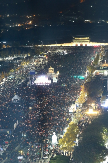 박근혜 대통령 퇴진을 요구하는 민중총궐기 대회가 열린 12일 밤 시민들이 서울광장에서 광화문광장에 이르는 태평로와 세종로를 가득 메우고 있다. 2016.11.12/뉴스1