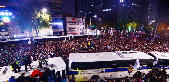 12일 오후 서울 광화문광장 일대에서 열린 박근혜 정권 퇴진을 위한 '2016 민중총궐기대회'에서 참가자들이 박 대통령의 퇴진을 요구하며 청와대로 향하던 중 경찰과 대치하고 있다. 2016.11.12/뉴스1