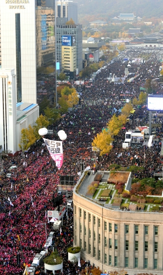 박근혜 대통령 퇴진을 요구하는 민중총궐기 대회가 열린 12일 시민들이 서울광장에서 광화문광장에 이르는 태평로와 세종로를 가득 메우고 있다. 2016.11.12/뉴스1