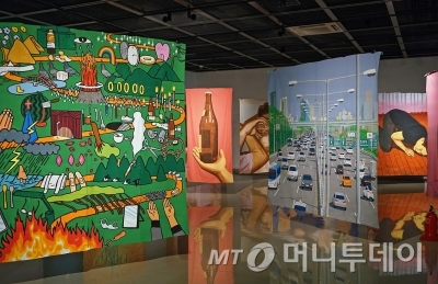 이우성의 대구예술발전소 '달, 쟁반같이 둥근 달' 전시 출품작인 접혔다 펼쳐지는 그림들 연작, 천 위에 수성 페인트, 210 x 210cm, 2015년. /사진제공=이우성