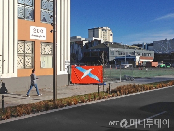 이우성은 지진으로 공터가 생긴 도시인 뉴질랜드 크라이스트처치를 이동하며 빈벽에 '알바트로스'를 걸어두는 전시를 했다. /사진제공=이우성