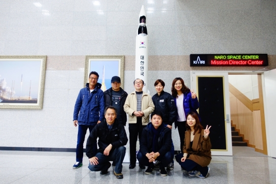 지난 11~12일 1박2일 일정으로 전남 고흥군 나로호 우주센터를 방문한 제1회 머니투데이 과학문학공모전 수상자 및 심사위원단의 단체 사진. /사진=김유진 기자