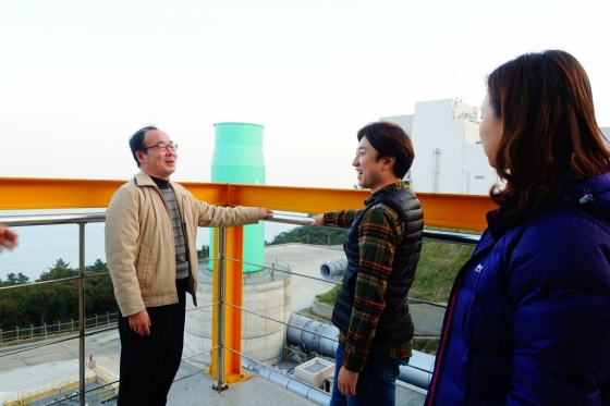 오는 2019년 12월을 목표로 한국항공우주연구원이 개발 중인 한국형 발사체에 들어갈 75t 엔진을 연구원들이 시험하고 있다. /사진제공=한국항공우주연구원