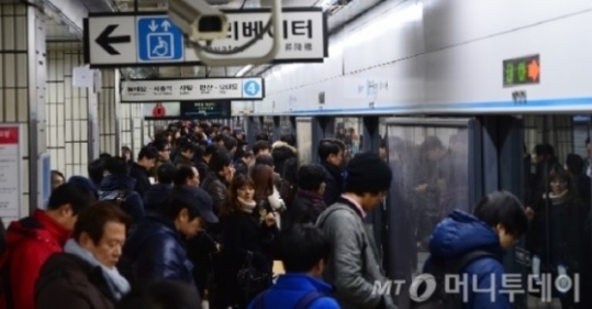 26일 오전 화재로 한때 운행 중지됐던 서울 강북구 수유역이 운행재개 되면서 출근길 시민들로 붐비고 있다. /사진=뉴스1