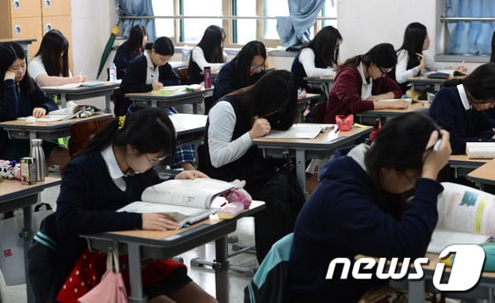 2017학년도 수능을 코앞에 둔 고3 수험생들이 마무리 공부에 한창이다./사진=뉴스1