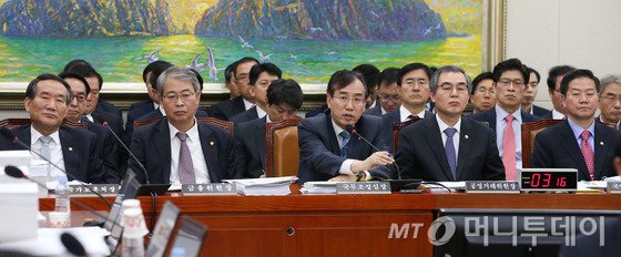 이석준 국무조정실장이 10월 28일 서울 여의도 국회에서 열린 정무위원회 전체회의에서 의원들의 질의에 답하고 있다. 2016.10.28/뉴스1