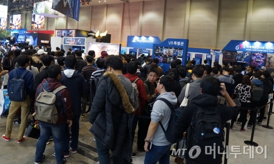 지스타 2016' BTC 전시관에 마련된 VR 특별관 체험을 위해 대기 중인 관람객들. 많은 인파가 몰리면서 이날 체험 예약은 개장 1시간 반 만에 마감됐다. /사진=서진욱 기자.