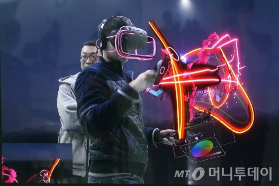 '지스타 2016'에 마련된 HTC의 '바이브 특별 체험관'에서 VR 그림 그리기 콘텐츠를 체험 중인 모습. /사진=서진욱 기자.