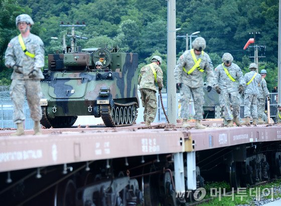 주한미군 2사단 2-8기병대대 장병들이 지난 7월13일 경기도 동두천 미2사단 캠프 케이시에서 평택 이전을 위해 중화기 등 장비를 기차에 적재하고 있다. /사진=뉴스1