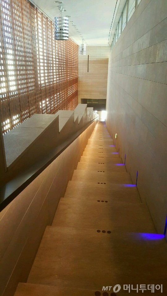 차움의원에서 수영장과 헬스클럽을 연걸하는 통로. 이곳의 모든 재료는 대리석이다. /사진제공=차움의원 회원 A씨