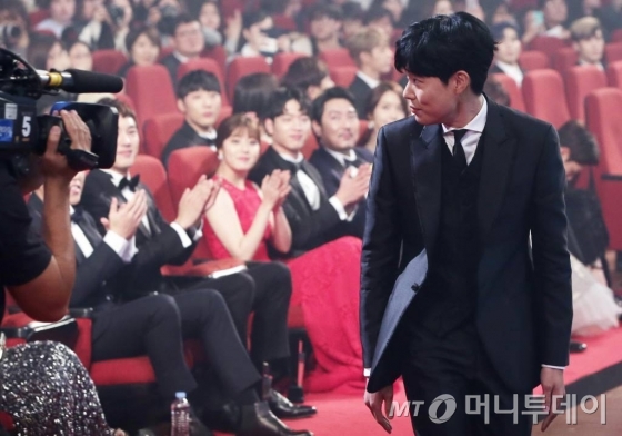 신인상을 받은 배우 류준열이 무대에 오르고 있다./사진=김창현 기자