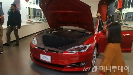 테슬라 매장내 '모델 S'/사진=황시영 기자
