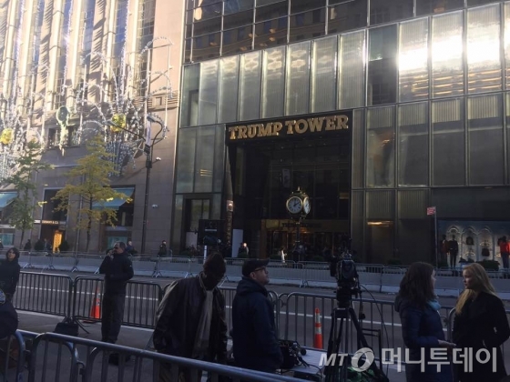 도널드 트럼프 대통령 당선인이 머물고 있는 뉴욕 맨해튼 트럼프 타워 앞에서 기자들이 대기하고 있다./사진=서명훈 특파원