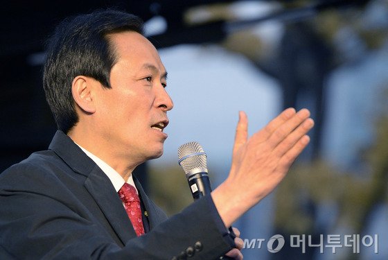 더불어민주당 우상호 원내대표가 18일 서울 종로구 세종문화회관 계단에서 열린 박근혜 퇴진을 위한 국민주권운동본부 출정식에서 모두발언을 하고 있다.2016.11.18/뉴스1