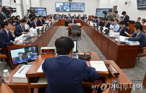 10월 7일 오전 서울 여의도 국회에서 열린 정무위원회의 경제-인문사회연구회 등에 대한 국정감사가 정부세종청사와 화상으로 열리고 있다. 2016.10.7/뉴스1