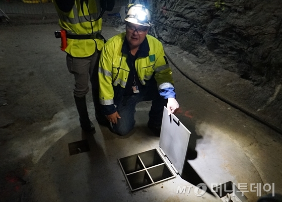 핀란드 방폐물 관리사업자 포시바(POSIVA)에서 근무하는 지질학자 유하니 노로칼리오(Juhani Norokalio)씨가 온칼로(ONKALO) 연구시설에 대해 설명하고 있다. /사진=이동우 기자