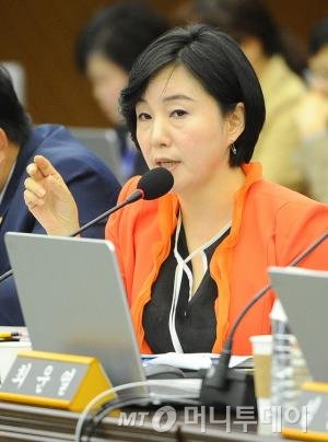14일 오전 부산 남구 부산국제금융센터에서 열린 국회 정무위원회 국정감사에 참석한 제윤경 더불어민주당 의원이 질의를 하고 있다. 2016.10.14/뉴스1