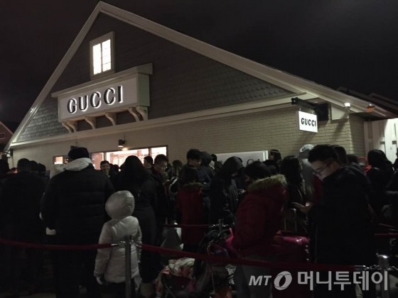 명품 구찌 매장 앞에서 많은 쇼핑객들이 대기하고 있다./사진=서명훈 특파원