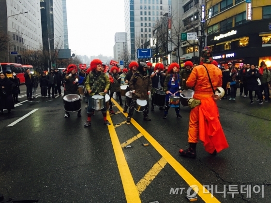 26일 서울 광화문 광장에서 박근혜 대통령 퇴진을 요구하며 열린 5차 촛불집회에 난타공연이 등장했다./사진=김평화 기자