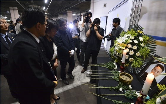 18일 오후 서울 은평구 서북병원에서 열린 故 김관홍 잠수사 추모제에서 참석자들이 헌화를 하고 있다.고 김관홍 잠수사는 2014년 세월호 실종자 수색작업에 참여했으며 17일 오전 경기 고양시 덕양구의 주거용 비닐하우스 안에서 숨진채 발견됐다. 2016.6.18./뉴스1<br>