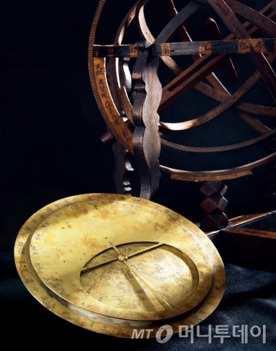 미술품 경매업체 케이옥션이 12월 13일 신사동 본사에서 개최하는 겨울경매 출품작인 혼천의(뒷쪽)와 간평의. /사진제공=케이옥션