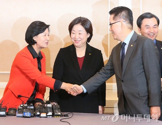 추미애 더불어민주당 대표, 박지원 국민의당 비상대책위원장, 심상정 정의당 대표가 30일 서울 여의도 국회 귀빈식당에서 야3당 대표 회동을 하고 있다. 이날 야3당 대표는 박근혜 대통령의 탄핵안처리 시기를 조율하고, 박 대통령의 3차 담화에 대한 공조 방안을 논의한다. 2016.11.30/뉴스1
