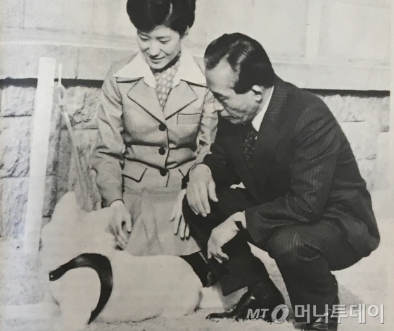 근화보에 실린 박정희 전 대통령과 박근혜 대통령이 진돗개를 쓰다듬고 있는 사진. 최근 박근혜 대통령 지시로 평창 동계올림픽 마스코트를 호랑이에서 진돗개로 바꾸려 했다는 의혹이 불거진 바 있다.